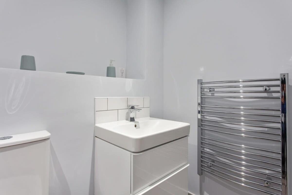 Stunning 1 Bed In Apartment *